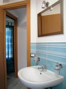 A bathroom at Dolce Estate Cefalù