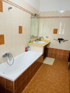 uma casa de banho com uma banheira e um lavatório em IL QUADRIFOGLIO intero appartamento centro città em Villa San Giovanni