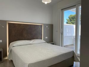 1 dormitorio con 1 cama con cabecero grande en Elite Luxury Residence, en Torre Suda 81 fotos más