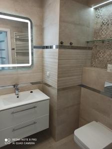 Kúpeľňa v ubytovaní Amber Studio z garażem - Osiedle Bursztynowe + 4 fotografie