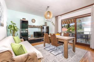 salon ze stołem i jadalnią w obiekcie Apartment Jasna Punat w mieście Punat