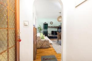 korytarzem prowadzącym do salonu z kanapą w obiekcie Apartment Jasna Punat w mieście Punat