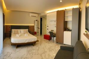 Habitación de hotel con cama y sofá en B&B BorgiaRooms en Milazzo