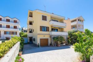 obraz domu z podjazdem w obiekcie Apartment Jasna Punat w mieście Punat