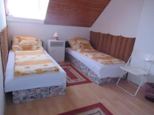 Säng eller sängar i ett rum på Holiday home in Csopak/Balaton 18315