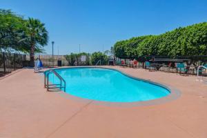 Peldbaseins naktsmītnē Motel 6-Apache Junction, AZ vai tās tuvumā