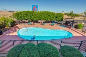 Peldbaseins naktsmītnē Motel 6-Apache Junction, AZ vai tās tuvumā
