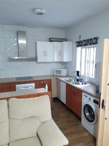 cocina con sofá y lavadora en Apartamento Zona Carrefour, en El Puerto de Santa María