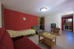 ein Wohnzimmer mit einem Sofa und einem TV in der Unterkunft Vila Knez in Sremska Mitrovica
