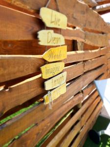 Little Suite في كومبورتا: لوحة خشبية تقول عمل احلام تخيلوا بجد
