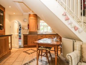 kuchnia z drewnianym stołem i schodami w obiekcie Two Tweenways w mieście Ambleside