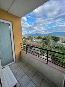 einen Balkon mit einer Bank und Aussicht in der Unterkunft Exclusive 7- New Modern Cozy Apartment in Kočani