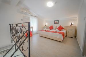 Postel nebo postele na pokoji v ubytování Alacati Marina Palace + 37 fotografií