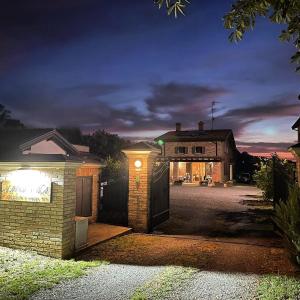 una casa con una puerta delante de ella por la noche en Affittacamere Maranello Locanda MoCa, en Il Poggio