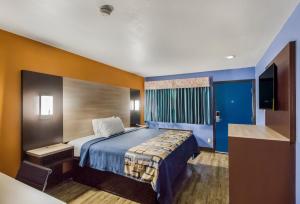 Cama ou camas em um quarto em Scottish Inns