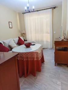 a living room with a table in front of a couch at Apartamento Nao Victoria in Sanlúcar de Barrameda