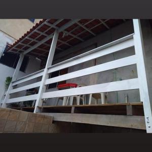a white railing on top of a building at Casa tipo sobrado. in Arraial do Cabo