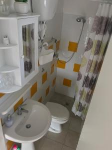 Koupelna v ubytování Casa Vacanze Flora + 19 fotografií