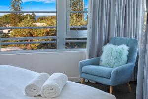 Rúm í herbergi á Element on Coolum Beachfront Sunshine Coast