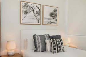 Rúm í herbergi á Element on Coolum Beachfront Sunshine Coast