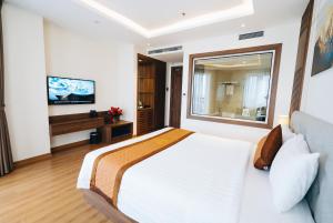 A bed or beds in a room at Manh Quan Luxury Hotel