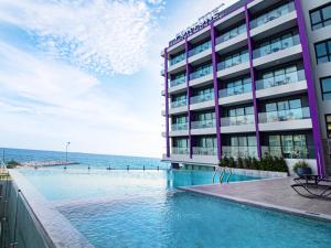 Bazén v ubytování Fortune Saeng Chan Beach Hotel Rayong - SHA Plus nebo v jeho okolí