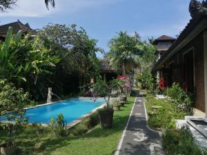 una piscina en el patio de una casa en Taman Lituhayu Cottages, en Ubud