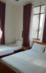 Un pat sau paturi într-o cameră la Que Huong Coconut Hotel