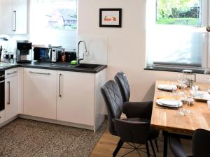eine Küche und ein Esszimmer mit einem Tisch und Stühlen in der Unterkunft Landhaus Lueneburg Komfort Apartment in Lüneburg