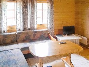 ein Wohnzimmer mit einem Sofa und einem Tisch in der Unterkunft 5 person holiday home in ENGAV GEN in Åmnes