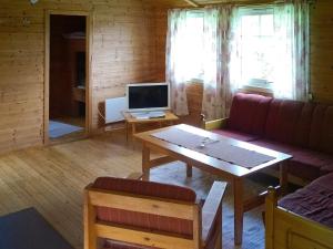 ein Wohnzimmer mit einem Sofa und einem Tisch in der Unterkunft Two-Bedroom Holiday home in Engavågen 1 in Åmnes