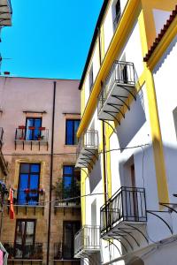 un edificio amarillo y blanco con balcones. en Alla Loggia Del Gattopardo, en Palermo