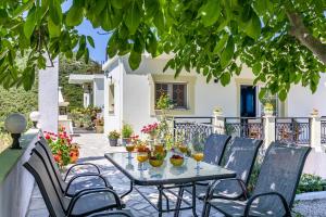 Vonkajšia záhrada v ubytovaní Casa Mia - 5 min from Stafilos beach