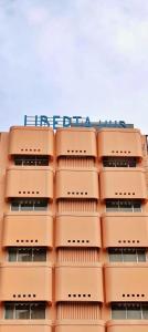 ein hohes Gebäude mit einem Schild darüber in der Unterkunft Liberta Hub Blok M Jakarta in Jakarta