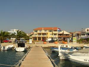 Zdjęcie z galerii obiektu BUCO seafront apartments & fastfood w Pakoštane