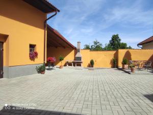 a courtyard of a building with tables and chairs at Ubytování Jeřábek in Lasenitz