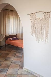 una camera da letto con un letto e le chiavi appese al muro di Apartments Mehmeti a Vlorë