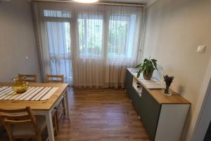 Kadarka apartman - Szekszárd في سكسارد: غرفة طعام مع طاولة وطاولة وكراسي