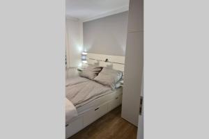 Postel nebo postele na pokoji v ubytování Kadarka apartman - Szekszárd