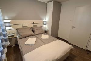 Postel nebo postele na pokoji v ubytování Kadarka apartman - Szekszárd