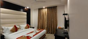 a hotel room with two beds and a window at HOTEL BENZ INTERNATIONAL in New Delhi