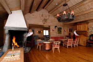 two women standing in a room with a fireplace at Bessheim Fjellstue og Hytter in Bessheim