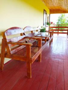 a wooden bench sitting on top of a porch at Цвіт лілії in Szack