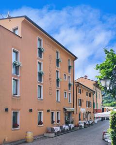 un edificio con un cartel en el costado en Hotel Dependance Silvestro, en Garda