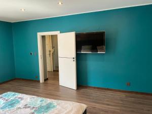 Televízia a/alebo spoločenská miestnosť v ubytovaní Lux Apartament Sienkiewicza