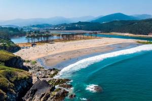 an aerial view of a beach with people on it at Apartamento Loft in Navia