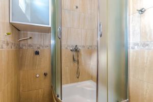a bathroom with a shower with a glass door at Pokoje Gościnne Lipowa in Sztutowo +40 photos