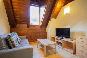 TV a/nebo společenská místnost v ubytování Metsola Apartamentos Rurales