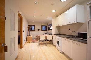 Kuchyň nebo kuchyňský kout v ubytování Metsola Apartamentos Rurales
