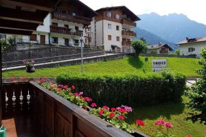a view of a building with flowers in a yard at Casa da Rina in Siror